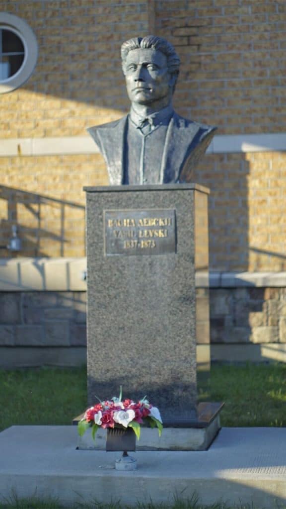 Паметник на Васил Левски в двора на църквата „Св. Димитър“, Брамптън, Онтарио, Канада